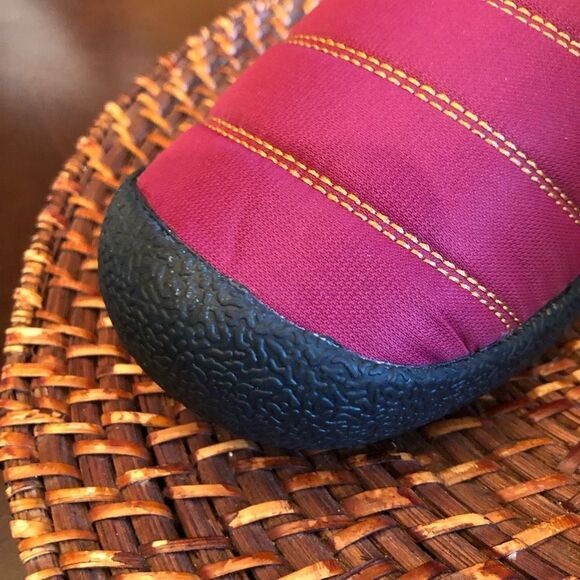 CEVILLE - L Sz 7.5 (38) Red Quilted Nylon Slippers. EVA Sole & Fleece Lining NWT - Picture 5 of 16